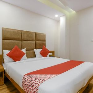 Super Oyo Hotel Safari Inn